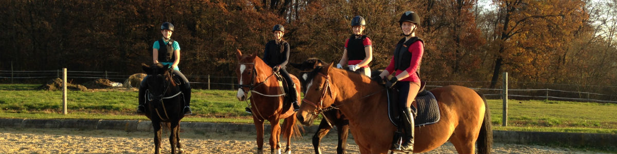 Pferdewirtschaftsschülerinnen beim Reitunterricht