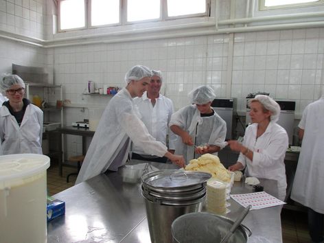 Schüler bei der Butterherstellung